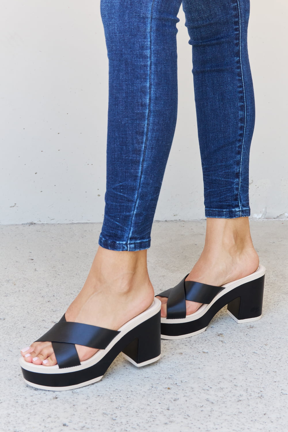 Contrast Platform Sandals in Black