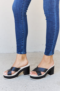 Contrast Platform Sandals in Black